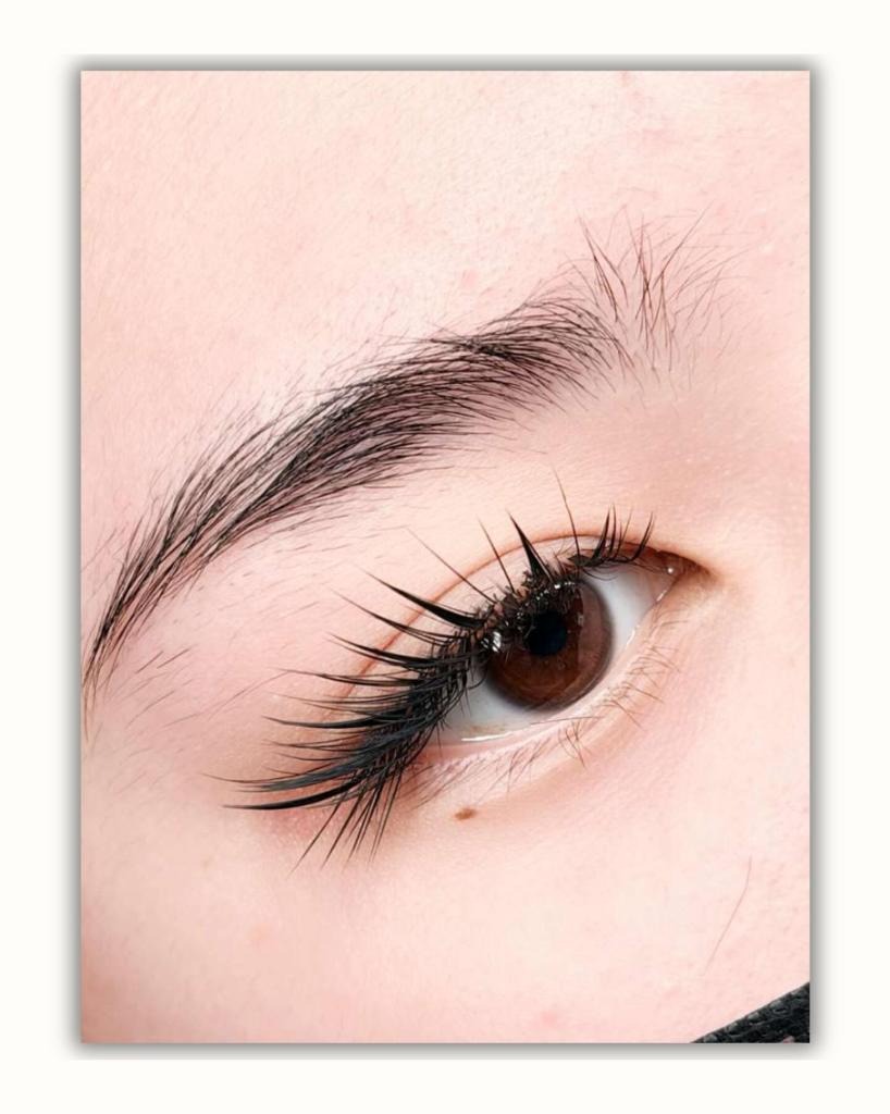 Douyin Anime Lash – Natural Doll-Eye Mapping Result Douyin Anime Lash natural look with defined spikes on open eye showing round doll-eye mapping technique