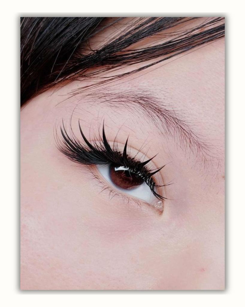 Douyin Anime Lash – Dramatic Spike Separation Top View Douyin Anime Lash top-down view showing dramatic spike separation and starburst lash pattern on natural eye