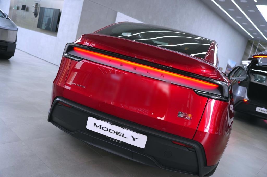 2026 테슬라 모델 Y 울트라 레드 후면 DUAL MOTOR 배지