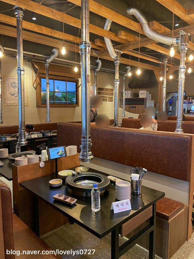 해남묵은지소금구이 실내 인테리어 예약석 부스 좌석 환기 덕트