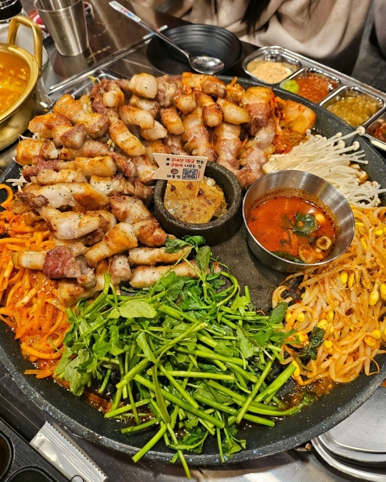 돼통령 초벌구이 삼겹살 플레이트 채소와 함께