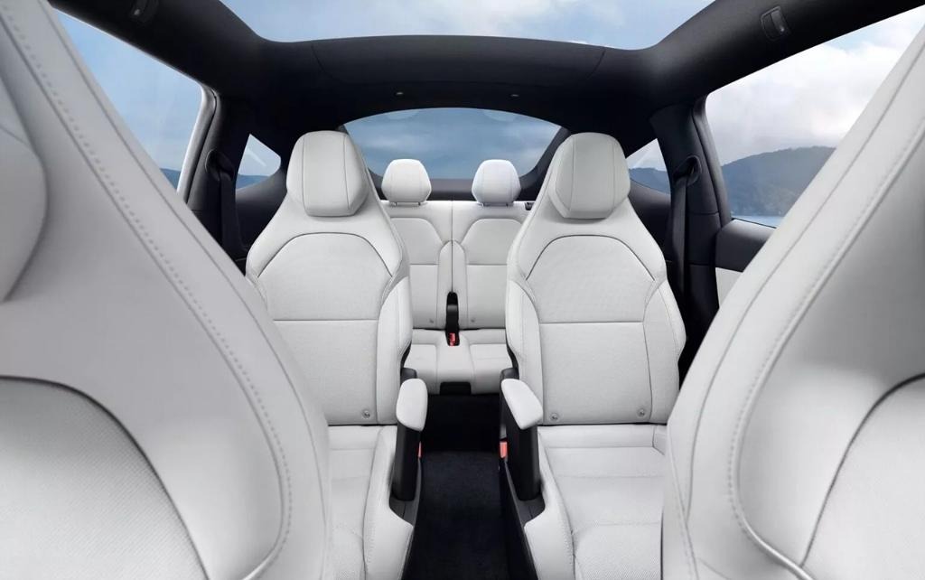 2026 테슬라 모델 Y 2열 흰색 시트 전체 뷰
