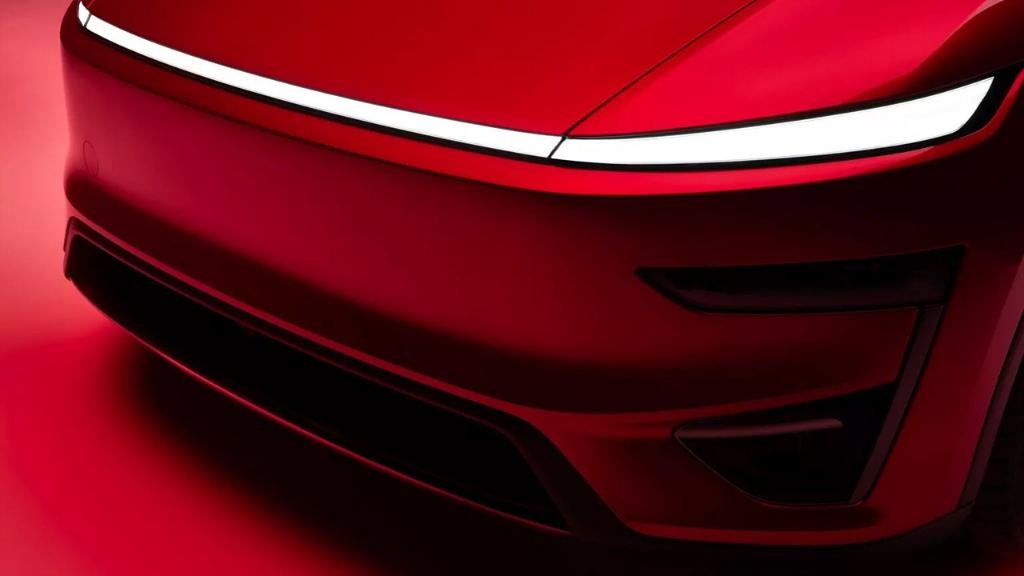 2026 테슬라 모델 Y 울트라 레드 프론트 클로즈업 LED 라이트바