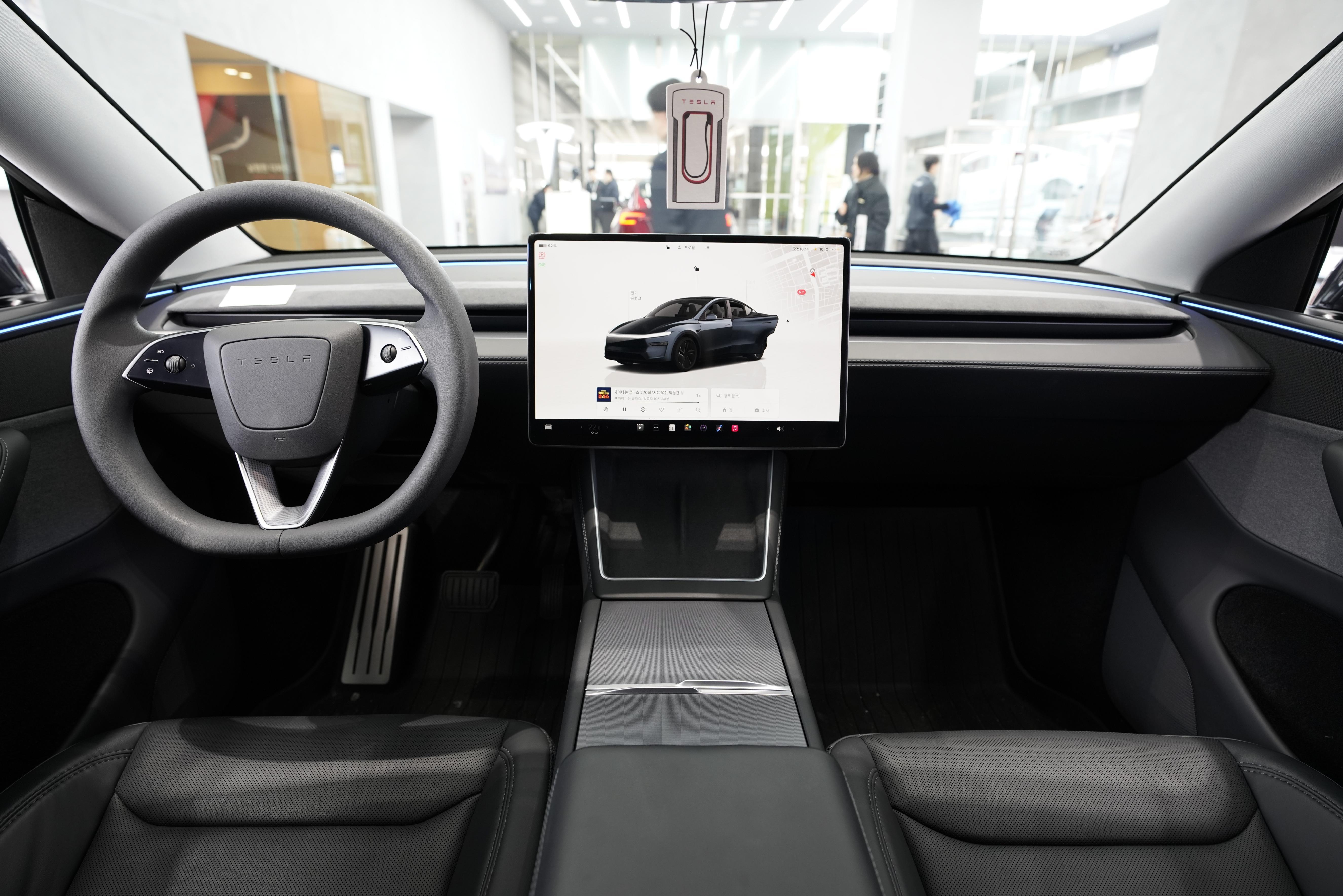 2026 테슬라 모델 Y 운전석 인테리어 센터 디스플레이 스티어링휠