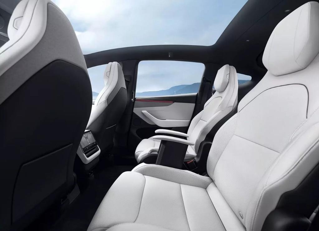 2026 테슬라 모델 Y 2열 흰색 시트 넓은 공간 파노라마 선루프