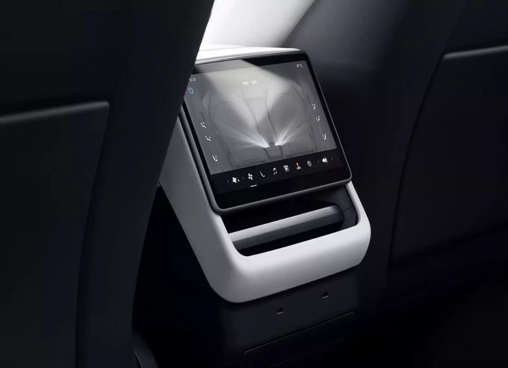 2026 테슬라 모델 Y 뒷좌석 암레스트 터치 디스플레이