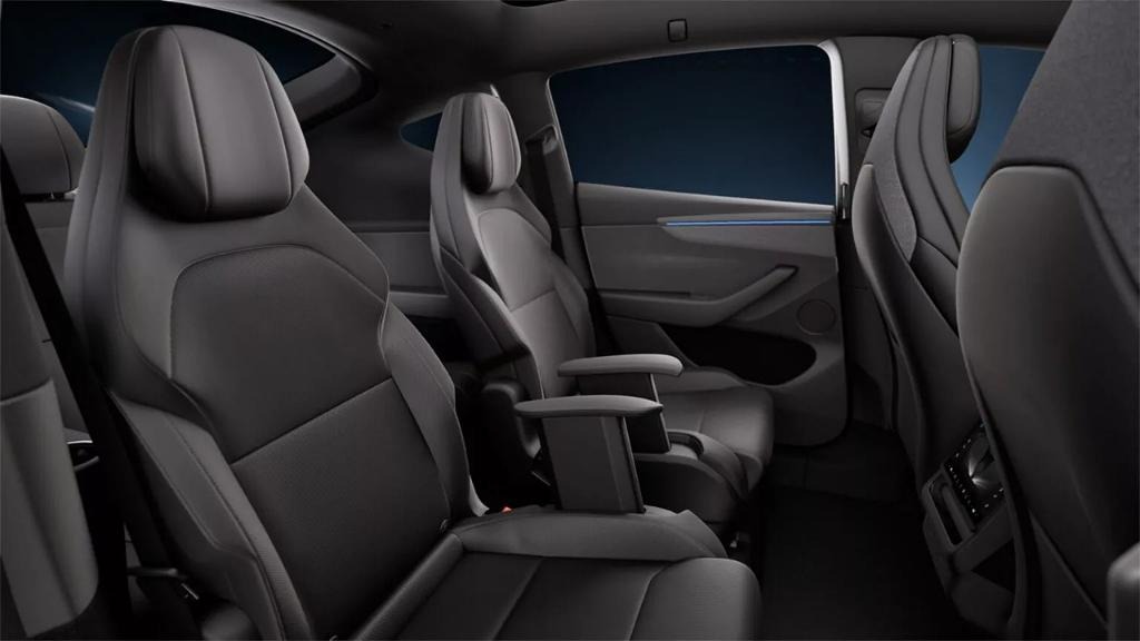 2026 테슬라 모델 Y 3열 시트 공간 어두운 내장재