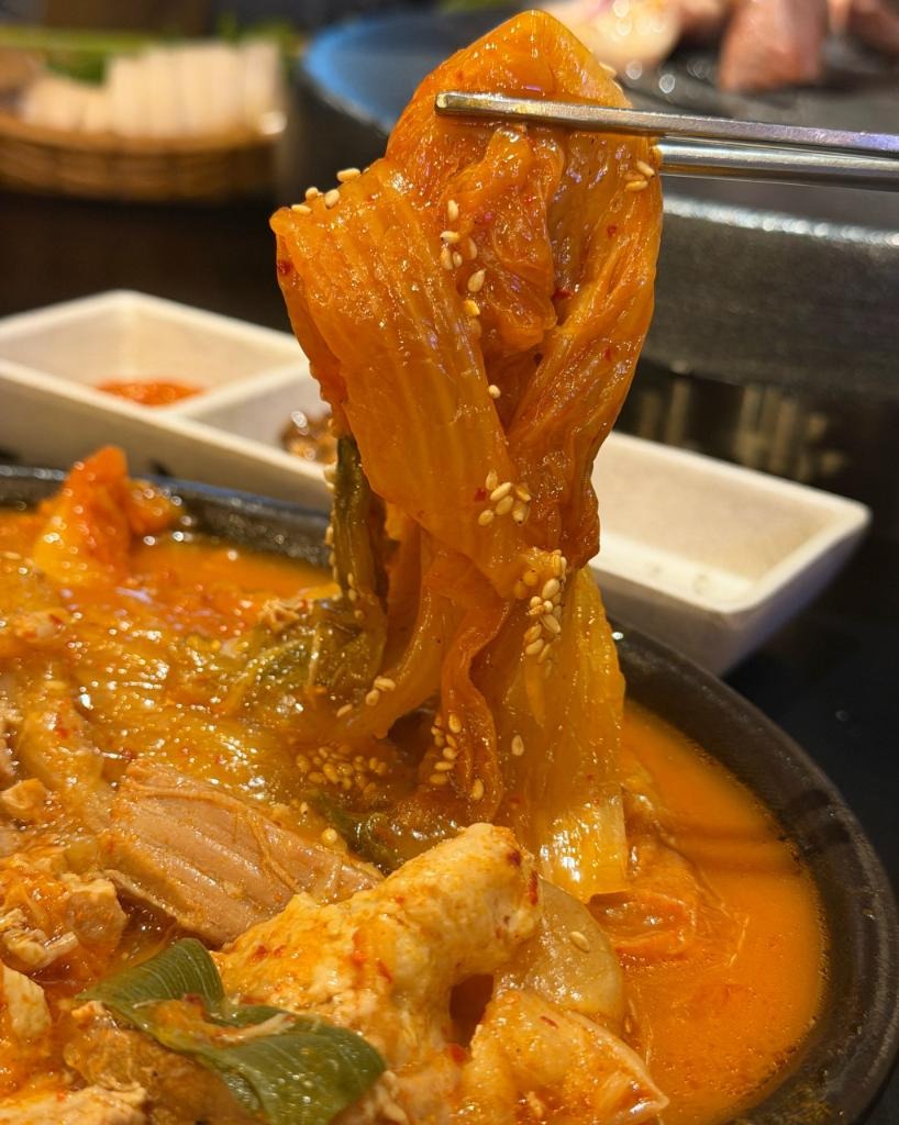 해남묵은지소금구이 묵은지찜 젓가락으로 집은 모습 클로즈업